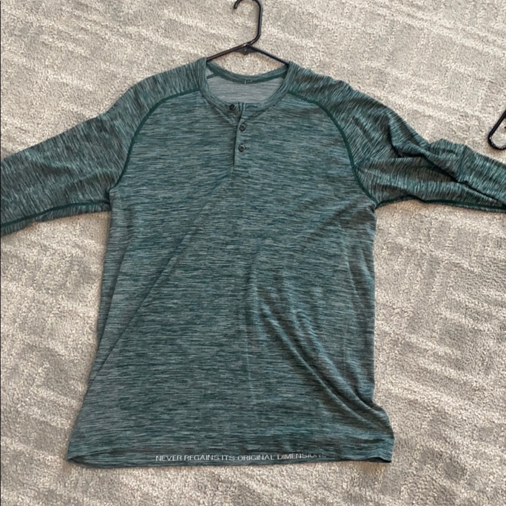Lululemon men’s gray Henley long sleeve Tee. New